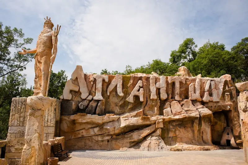 Водные горки и бассейны в аквапарке Атлантида рядом с Ливадией