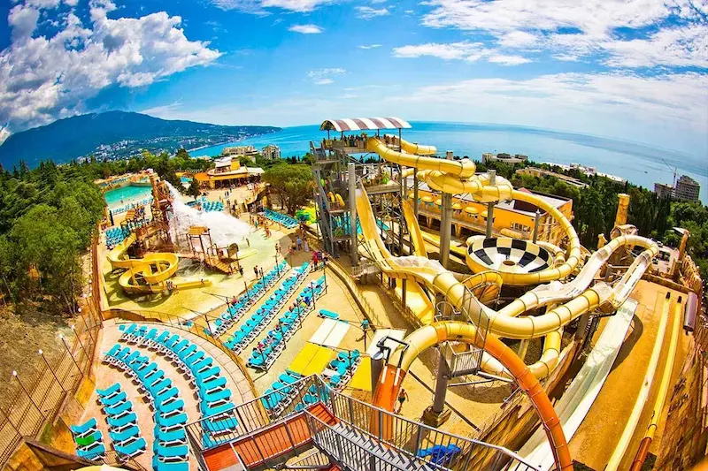 Волновой бассейн для семейного отдыха в Ялте