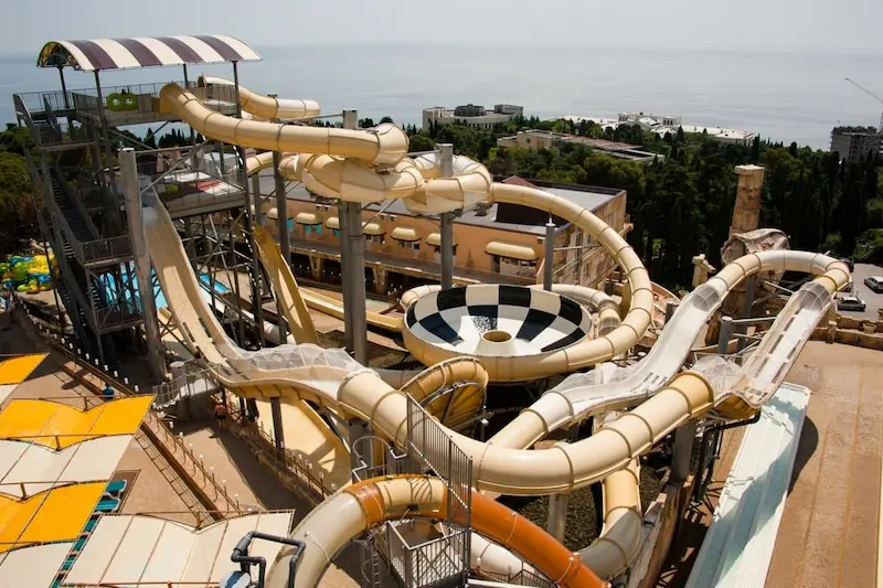 Экстремальные спуски и аттракционы аквапарка