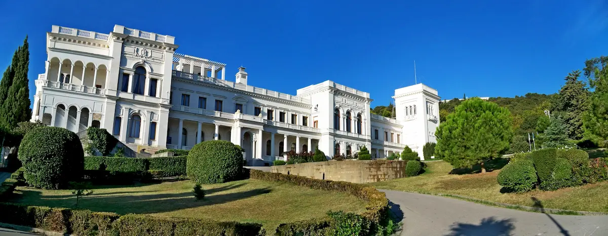 Белокаменный Ливадийский дворец — бывшая южная резиденция императоров в Крыму