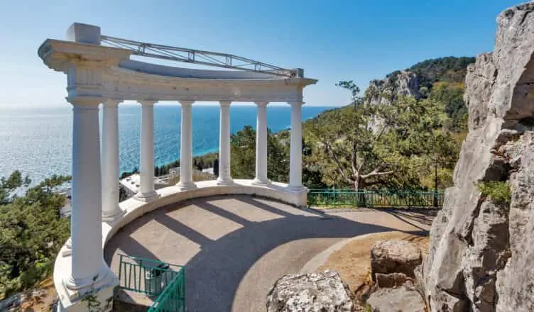 Панорамный вид на море с Солнечной тропы в Ливадии