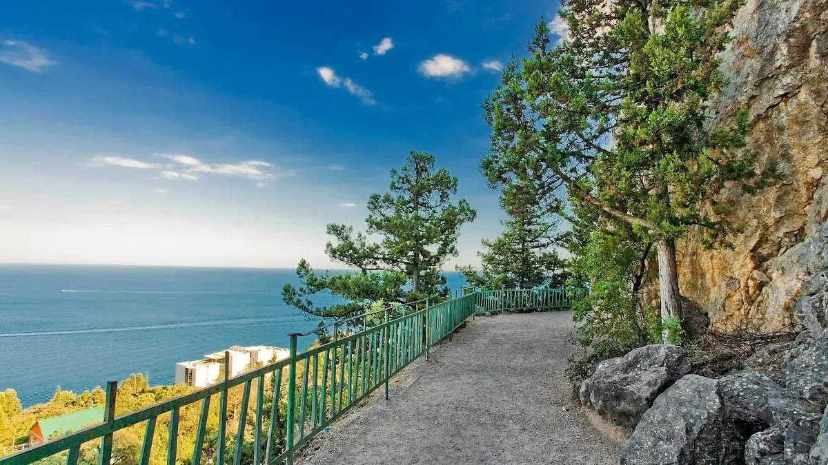 Указатель и начало Солнечной тропы рядом с дворцом